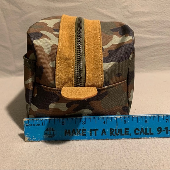 Camouflage Zippered Toiletry Travel Bag Unisex - Picture 4 of 10